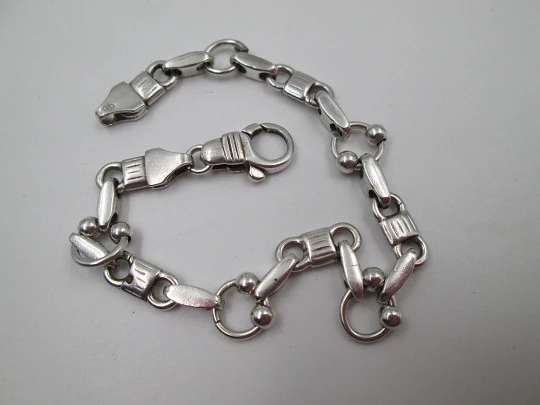 Pulsera de eslabones para mujer en plata de ley. Motivos de aros y bolas. Cierre argolla