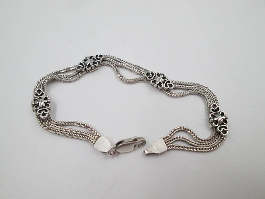 Pulsera de hilos para mujer en plata de ley 925. Adornos vegetales. Cierre mosquetón. 1990