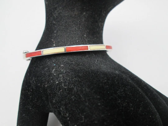 Pulsera de media caña para mujer. Plata de ley y esmalte de colores. Cierre de pestaña. 1990