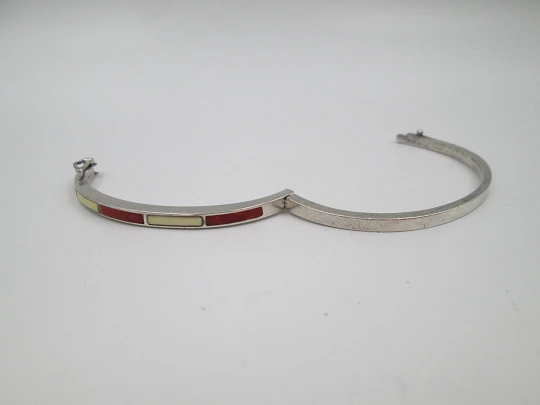 Pulsera de media caña para mujer. Plata de ley y esmalte de colores. Cierre de pestaña. 1990