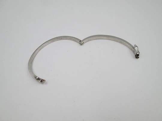 Pulsera de media caña para mujer. Plata de ley y esmalte de colores. Cierre de pestaña. 1990