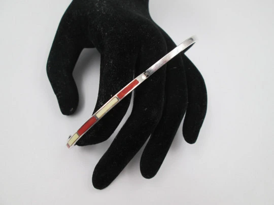 Pulsera de media caña para mujer. Plata de ley y esmalte de colores. Cierre de pestaña. 1990