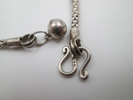 Pulsera mujer de cordón en plata de ley. Adorno cascabel. Cierre argolla en ocho