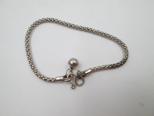 Pulsera mujer de cordón en plata de ley. Adorno cascabel. Cierre argolla en ocho