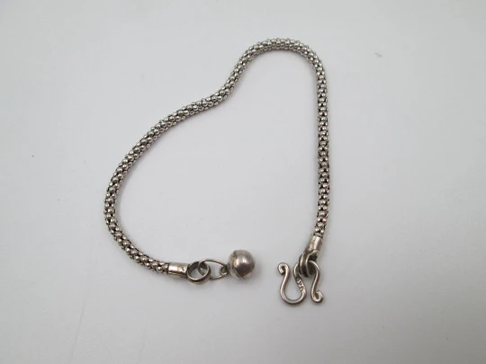 Pulsera mujer de cordón en plata de ley. Adorno cascabel. Cierre argolla en ocho