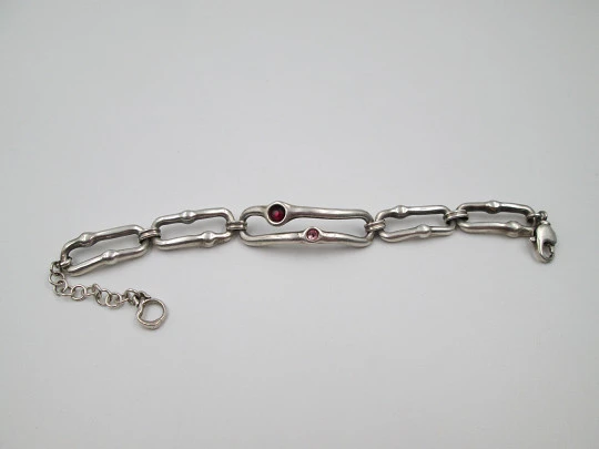 Pulsera mujer plata ley. Eslabones rectangulares calados. Gemas de colores. 1980
