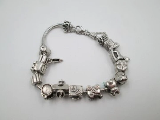 Pulsera mujer. 13 colgantes. Plata de ley 925. Años 90. Distintos motivos