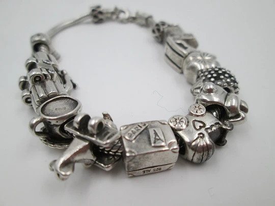 Pulsera mujer. 13 colgantes. Plata de ley 925. Años 90. Distintos motivos