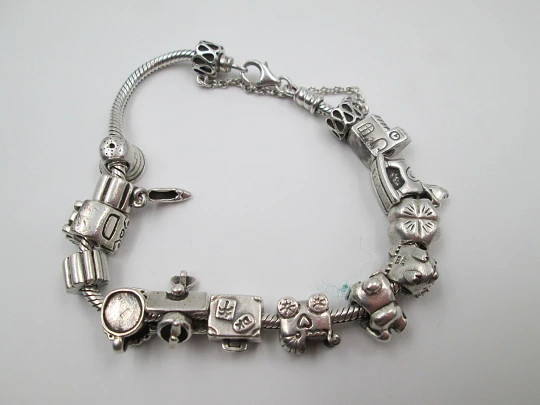 Pulsera mujer. 13 colgantes. Plata de ley 925. Años 90. Distintos motivos