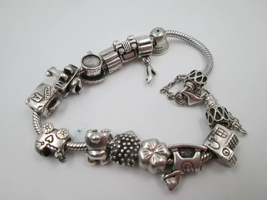 Pulsera mujer. 13 colgantes. Plata de ley 925. Años 90. Distintos motivos