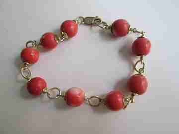 Pulsera mujer. Oro amarillo 18 quilates y esferas coral piel de ángel