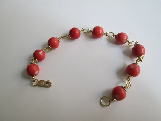 Pulsera mujer. Oro amarillo 18 quilates y esferas coral piel de ángel