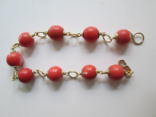 Pulsera mujer. Oro amarillo 18 quilates y esferas coral piel de ángel