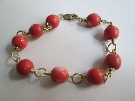 Pulsera mujer. Oro amarillo 18 quilates y esferas coral piel de ángel