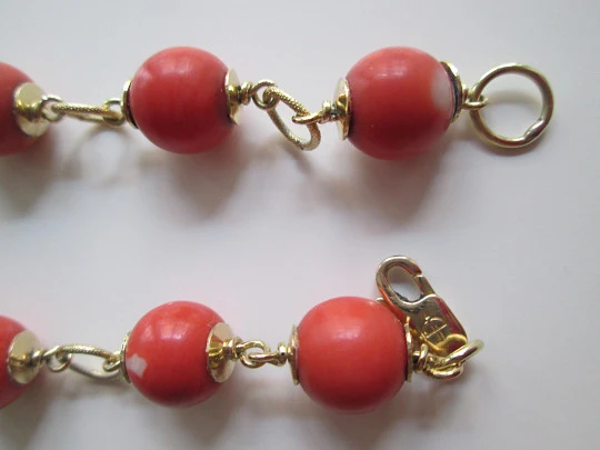 Pulsera mujer. Oro amarillo 18 quilates y esferas coral piel de ángel