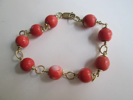 Pulsera mujer. Oro amarillo 18 quilates y esferas coral piel de ángel