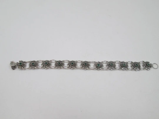 Pulsera para mujer en plata de ley. Gemas verdes y motivos de arabescos. Europa. 1990 Pulsera para mujer en plata de ley. Gemas verdes y motivos de arabescos. Europa. 1990