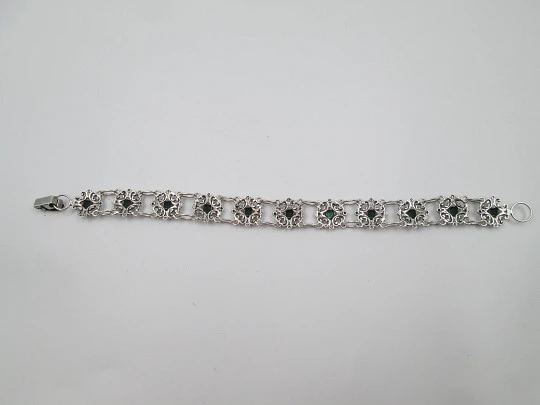Pulsera para mujer en plata de ley. Gemas verdes y motivos de arabescos. Europa. 1990 Pulsera para mujer en plata de ley. Gemas verdes y motivos de arabescos. Europa. 1990