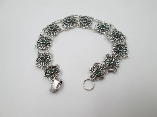 Pulsera para mujer en plata de ley. Gemas verdes y motivos de arabescos. Europa. 1990 Pulsera para mujer en plata de ley. Gemas verdes y motivos de arabescos. Europa. 1990