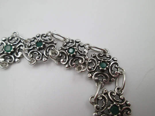 Pulsera para mujer en plata de ley. Gemas verdes y motivos de arabescos. Europa. 1990 Pulsera para mujer en plata de ley. Gemas verdes y motivos de arabescos. Europa. 1990