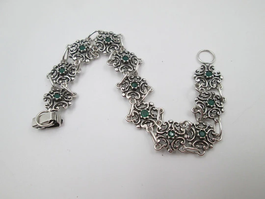 Pulsera para mujer en plata de ley. Gemas verdes y motivos de arabescos. Europa. 1990 Pulsera para mujer en plata de ley. Gemas verdes y motivos de arabescos. Europa. 1990