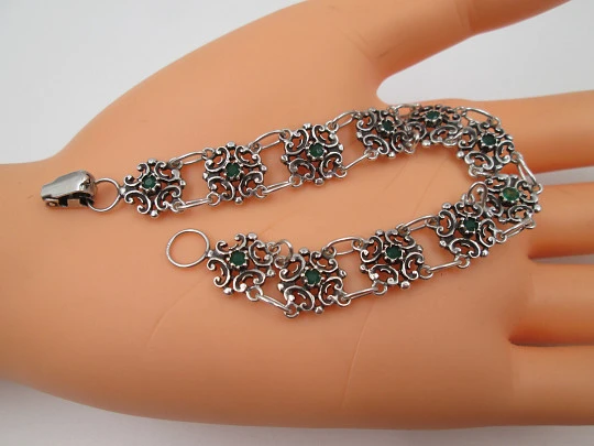 Pulsera para mujer en plata de ley. Gemas verdes y motivos de arabescos. Europa. 1990 Pulsera para mujer en plata de ley. Gemas verdes y motivos de arabescos. Europa. 1990