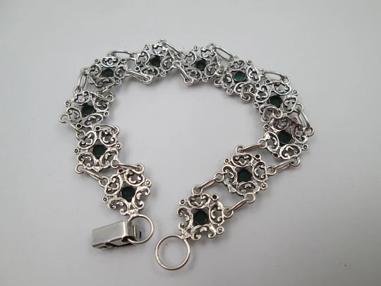 Pulsera para mujer en plata de ley. Gemas verdes y motivos de arabescos. Europa. 1990 Pulsera para mujer en plata de ley. Gemas verdes y motivos de arabescos. Europa. 1990