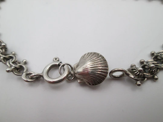 Pulsera para mujer en plata de ley. Motivos de soles y colgante concha. Cierre argolla. 1990 Pulsera para mujer en plata de ley. Motivos de soles y colgante concha. Cierre argolla. 1990