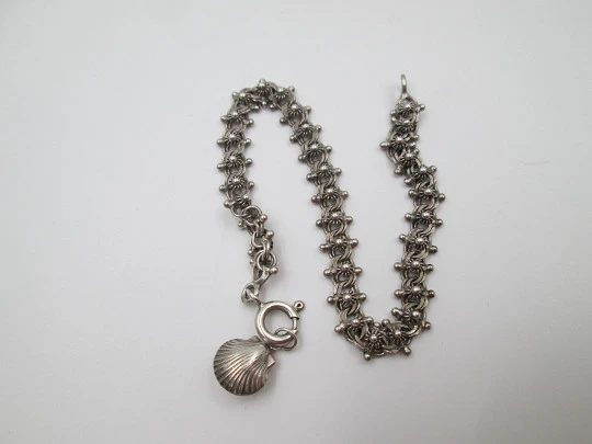 Pulsera para mujer en plata de ley. Motivos de soles y colgante concha. Cierre argolla. 1990 Pulsera para mujer en plata de ley. Motivos de soles y colgante concha. Cierre argolla. 1990