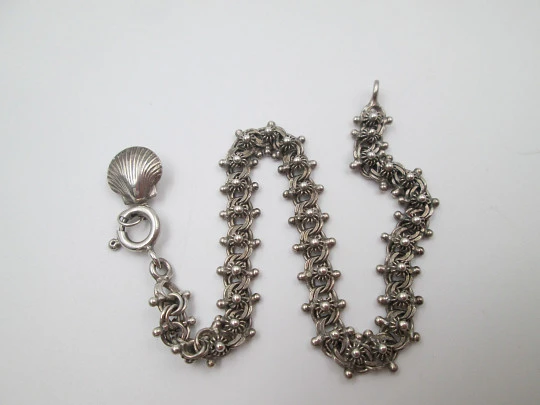 Pulsera para mujer en plata de ley. Motivos de soles y colgante concha. Cierre argolla. 1990 Pulsera para mujer en plata de ley. Motivos de soles y colgante concha. Cierre argolla. 1990