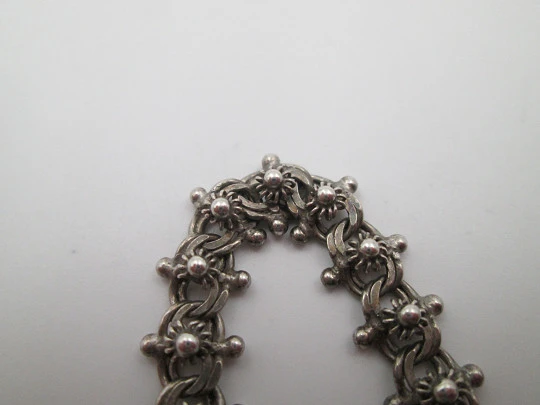 Pulsera para mujer en plata de ley. Motivos de soles y colgante concha. Cierre argolla. 1990 Pulsera para mujer en plata de ley. Motivos de soles y colgante concha. Cierre argolla. 1990