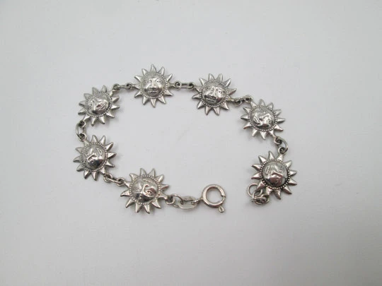 Pulsera para mujer en plata de ley. Motivos decorativos de soles. Cierre de argolla. 1990