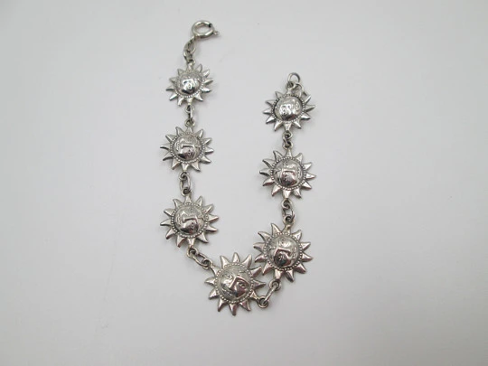 Pulsera para mujer en plata de ley. Motivos decorativos de soles. Cierre de argolla. 1990