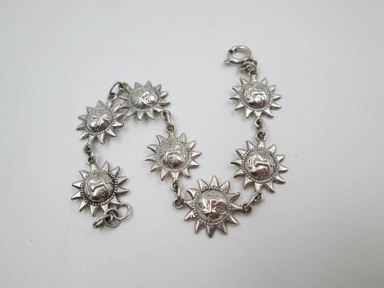 Pulsera para mujer en plata de ley. Motivos decorativos de soles. Cierre de argolla. 1990