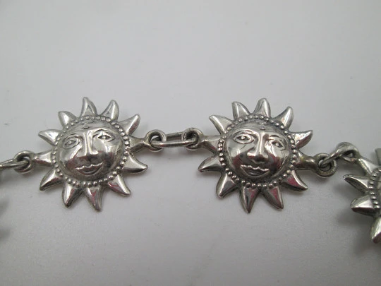 Pulsera para mujer en plata de ley. Motivos decorativos de soles. Cierre de argolla. 1990