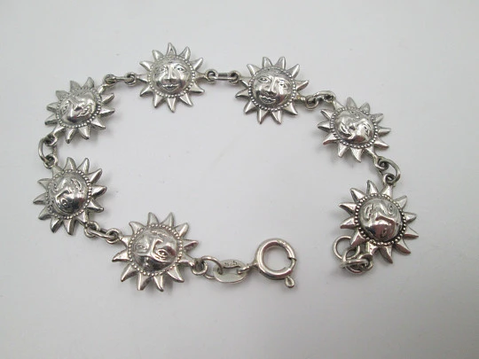Pulsera para mujer en plata de ley. Motivos decorativos de soles. Cierre de argolla. 1990