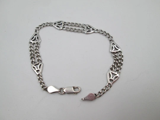 Pulsera para mujer en plata de ley. Triángulos calados. Cierre de mosquetón. 1990
