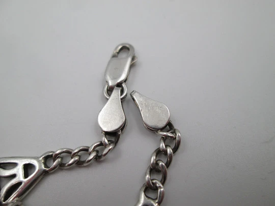 Pulsera para mujer en plata de ley. Triángulos calados. Cierre de mosquetón. 1990 Pulsera para mujer en plata de ley. Triángulos calados. Cierre de mosquetón. 1990
