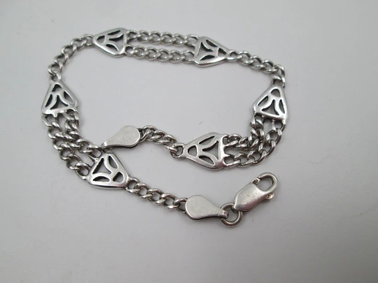 Pulsera para mujer en plata de ley. Triángulos calados. Cierre de mosquetón. 1990 Pulsera para mujer en plata de ley. Triángulos calados. Cierre de mosquetón. 1990