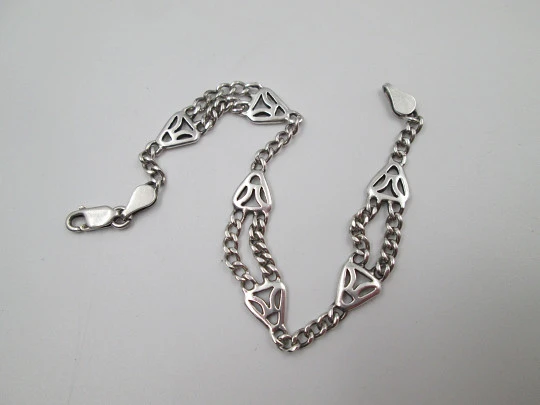 Pulsera para mujer en plata de ley. Triángulos calados. Cierre de mosquetón. 1990 Pulsera para mujer en plata de ley. Triángulos calados. Cierre de mosquetón. 1990