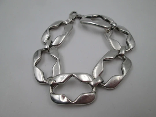 Pulsera para mujer. Plata de ley 925. Rectángulos calados. Cierre mosquetón