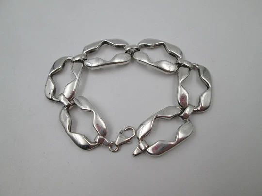 Pulsera para mujer. Plata de ley 925. Rectángulos calados. Cierre mosquetón