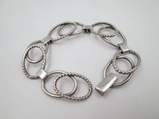 Pulsera para mujer. Plata de ley. Óvalos lisos y rayados. 1970. Cierre pestaña