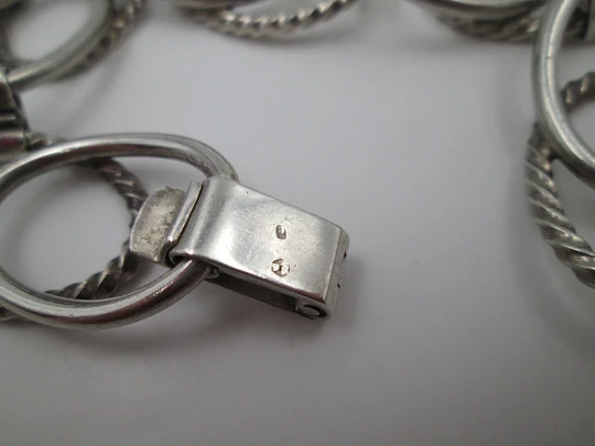 Pulsera para mujer. Plata de ley. Óvalos lisos y rayados. 1970. Cierre pestaña