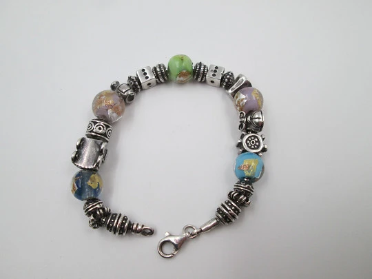 Pulsera plata de ley. Colgantes y esferas cristal de colores. Italia. 2010