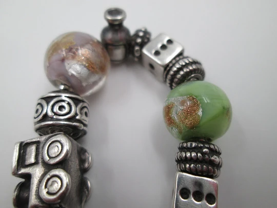 Pulsera plata de ley. Colgantes y esferas cristal de colores. Italia. 2010