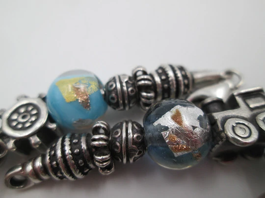 Pulsera plata de ley. Colgantes y esferas cristal de colores. Italia. 2010