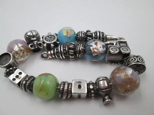 Pulsera plata de ley. Colgantes y esferas cristal de colores. Italia. 2010