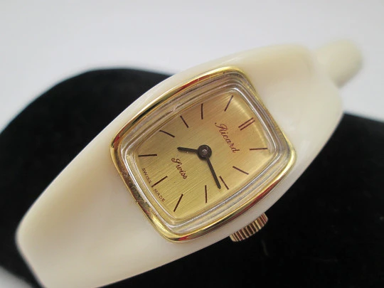 Pulsera reloj mujer Ricard. Resina marfil y metal dorado. Cuerda manual. Suiza