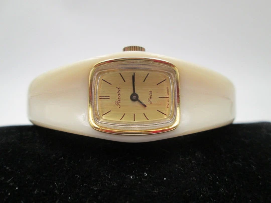 Pulsera reloj mujer Ricard. Resina marfil y metal dorado. Cuerda manual. Suiza